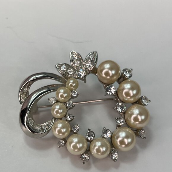 Vintage Circle Brooch Pin Faux Pearls Clear Rhinestones Silver Tone MCM Estate - Picture 2 of 8